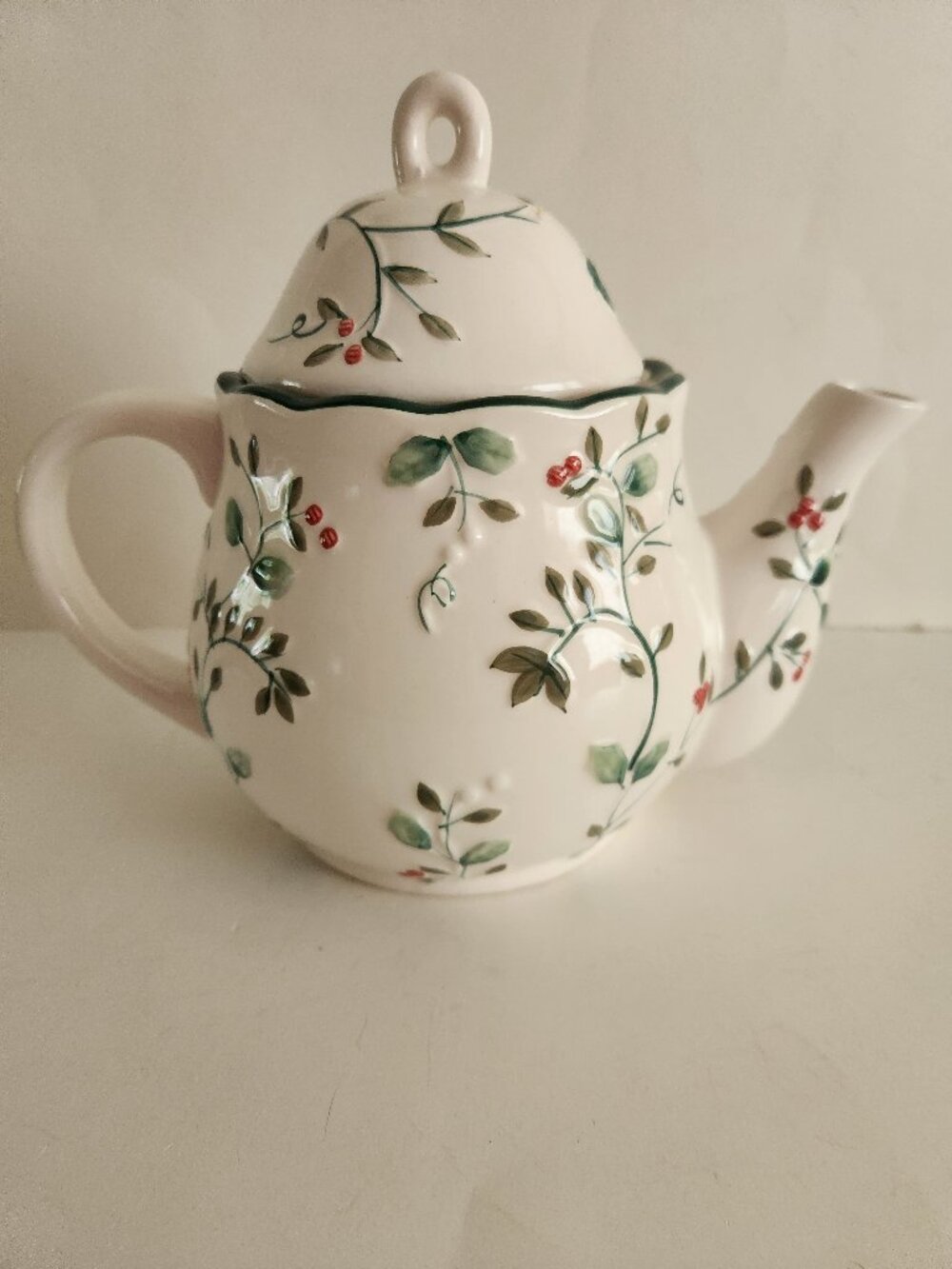 Pfaltzgraff Winterberry 4-Cup Tea Pot